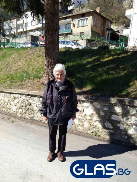 Пенсионерка от Пловдивско дари пенсия на болница, а банка се подигра с нея