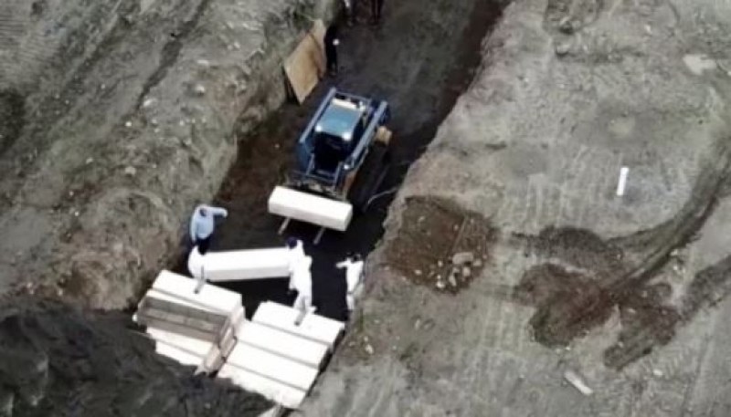 Копаят огромен масов гроб в Ню Йорк, извозват ковчезите с тирове