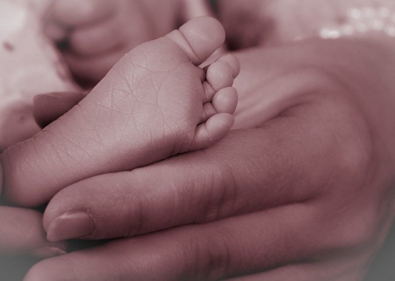 10 новородени се заразиха с коронавирус, но не от майките си