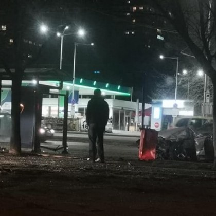 Мерцедес се блъсна в спирка, двигателят - в другото платно СНИМКИ