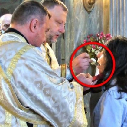 Няма благословение да се сменят лъжичките! И... в Бургас десетки се причестиха с една и съща ВИДЕО