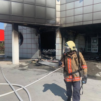 Пожар погълна два магазина в Асеновград