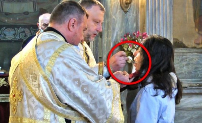 Няма благословение да се сменят лъжичките! И... в Бургас десетки се причестиха с една и съща ВИДЕО