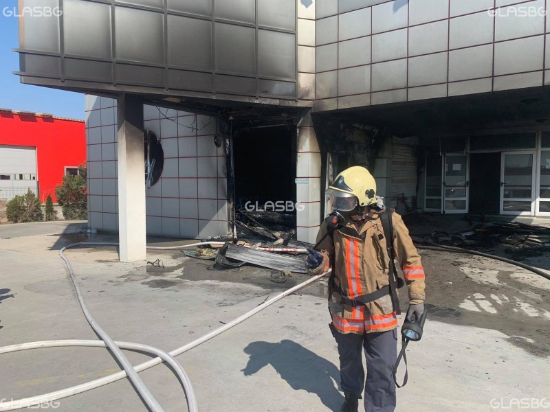 Пожар погълна два магазина в Асеновград