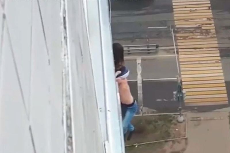 Мъж се провеси през прозорец на 15-ия етаж ВИДЕО