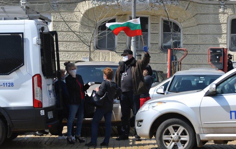 Полицията разгони протестиращи пред парламента, има арестувани