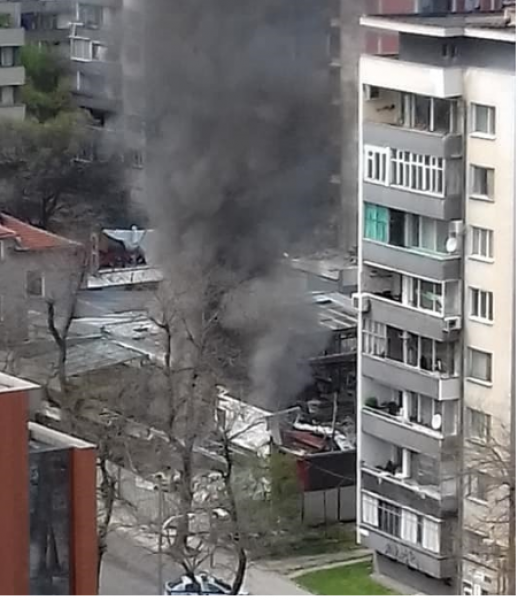 Гъсти облаци черен дим в центъра на Пловдив  СНИМКИ
