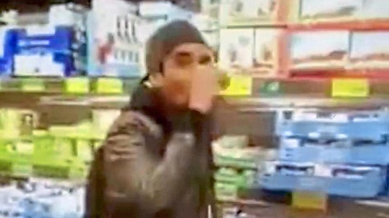 Мъж в супермаркет облизва и ръфа храна, след което я връща обратно на рафтовете ВИДЕО