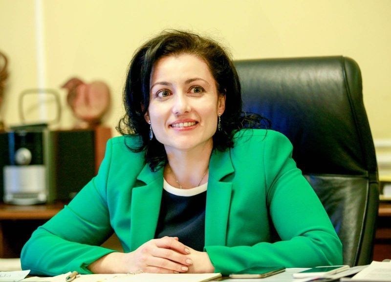Министър Танева определи отговора на веригите като лично обвинение