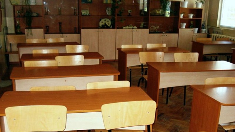 МОН не изключва вариант учениците да не се върнат в класните стаи