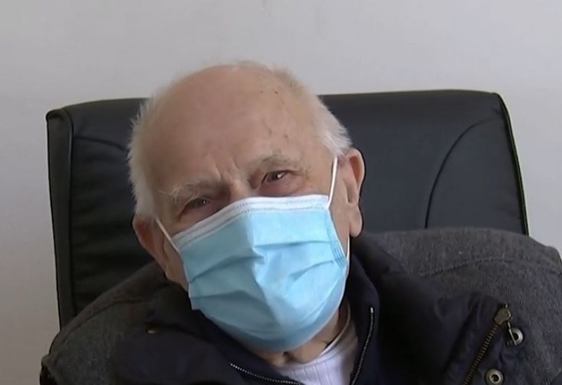98-годишен лекар все още помага на пациентите си