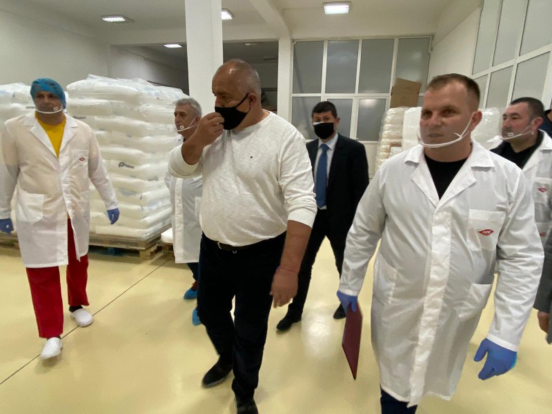 Премиерът с добри новини от най-голямото предприятие за дезинфектанти у нас