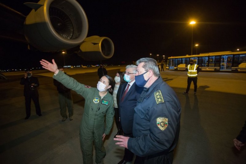 Ето я българката пилот на Боинг C-17, който достави медицински консумативи от Китай