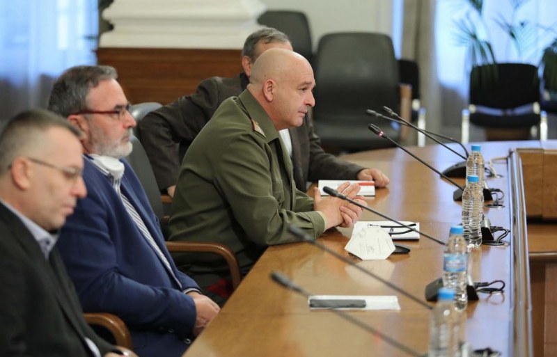 Случаите на заразени с COVID-19 у нас станаха 878