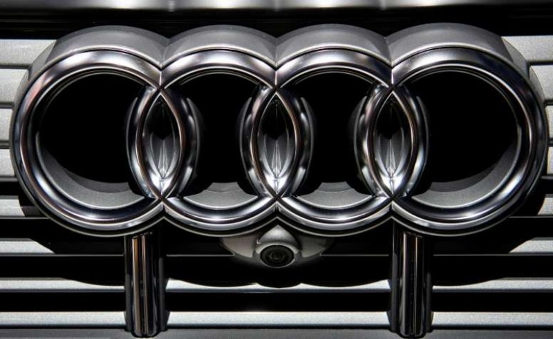 Глобиха футболист, защото не кара Audi
