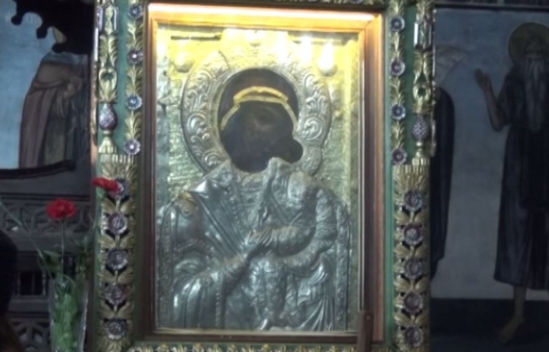 За първи път: Само монаси понасят Чудотворната икона от Бачково