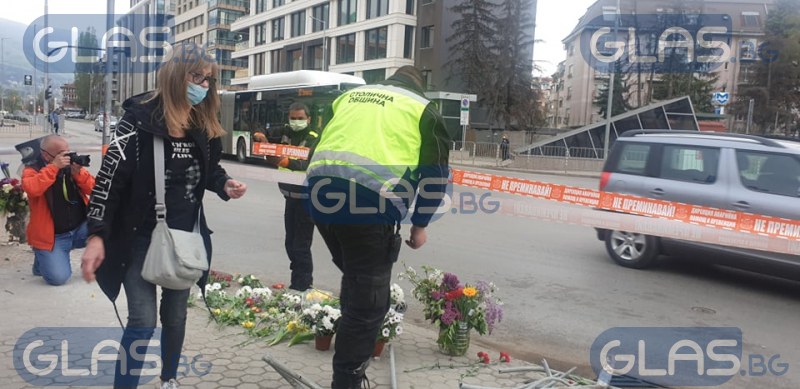 Десетки положиха цветя на лобното място на Милен Цветков, работници поискаха да ги махнат