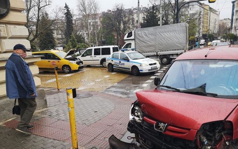 Две коли и бус се удариха в центъра на София