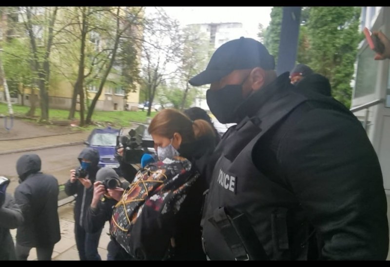 Изведоха от ареста майката на убиеца на Милен Цветков ВИДЕО