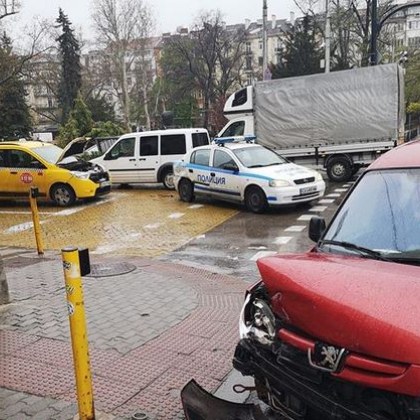 Две коли и бус се удариха в центъра на София
