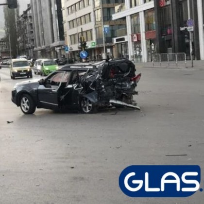 Ново ВИДЕО от зверската катастрофа! Вижда се как изкарват от колата Милен Цветков