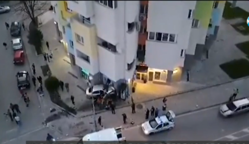 Пиян шофьор се заби в жилищна сграда  ВИДЕО