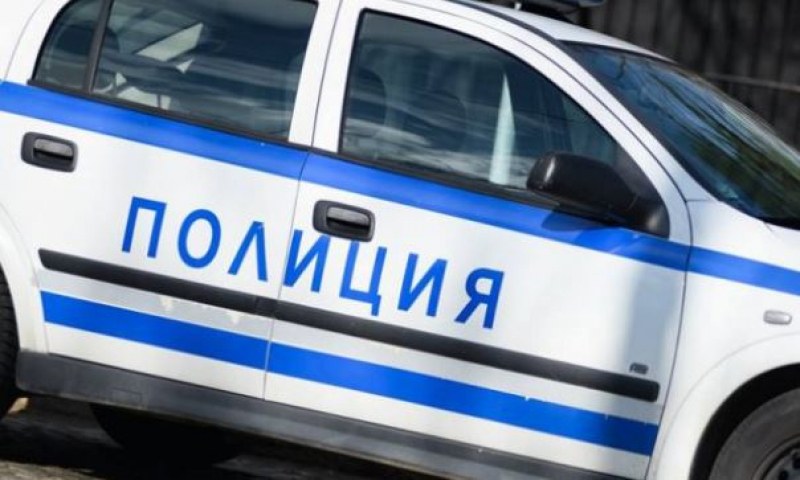 Бяга от карантина, кара кола пиян... и блъска патрулка!