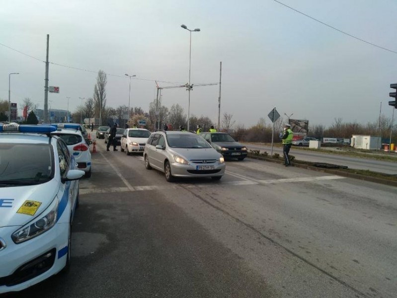 Над 125 хил. души са върнати на КПП-та в страната до момента