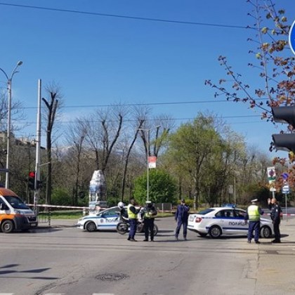 Полиция блокира столичен булевард! Има и линейка