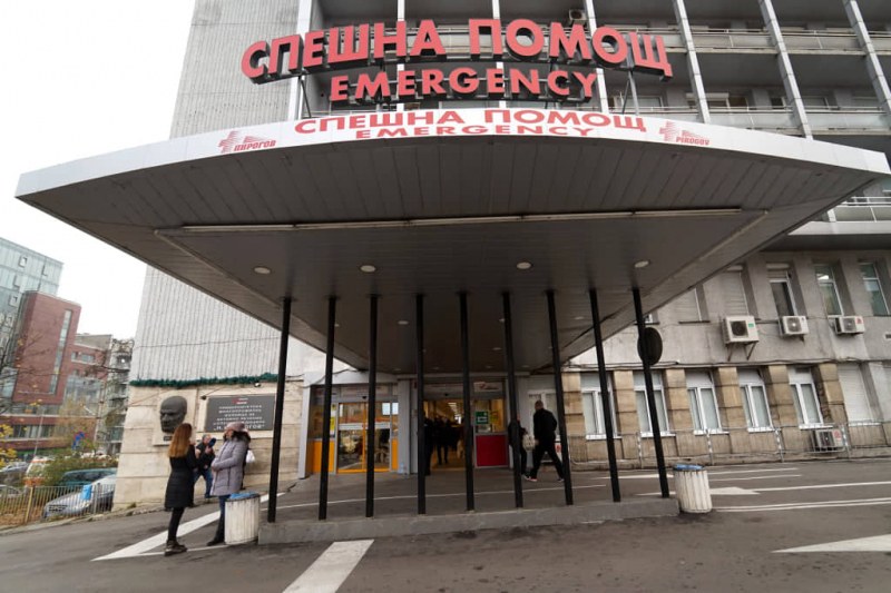 След 38 дни интубация! В "Пирогов" екстубираха мъж с коронавирус