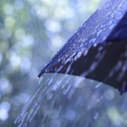 Дъжд с гръмотевици, градусите стигат до 27