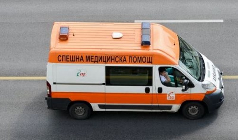 Лек и товарен автомобил се блъснаха челно, има загинал!