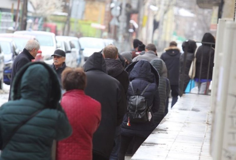 Радев в Деня на труда за опашките пред Бюрата по труда