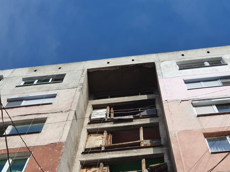 След труса: Жилищен блок в Столипиново се напука СНИМКИ+ВИДЕО
