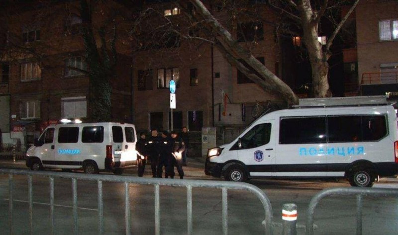 Собственик на магазин заплаши с пистолет семейство след опит за рекламация