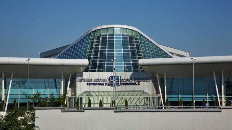 Жена от Пловдивско взе чужд куфар на летището, съдят я