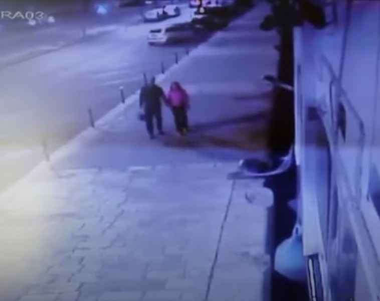 ВИДЕО показа как двама мъж и жена се разминаха на косъм от смъртта