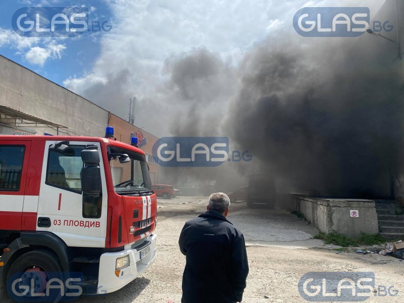 Голям пожар избухна в складове в Пловдив
