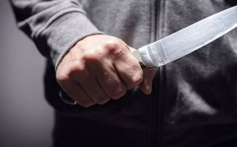 Съседски скандал приключи с нож във врата на мъж