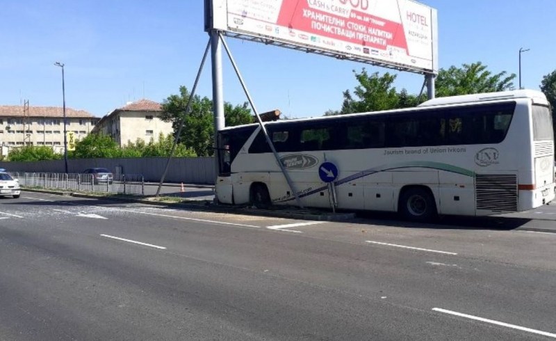 Кола засече автобус до Пазарджик, блъсна се в билборд СНИМКИ