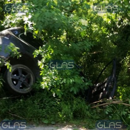 Кола в необичайна поза в храстите втрещи край Пловдив* СНИМКИ