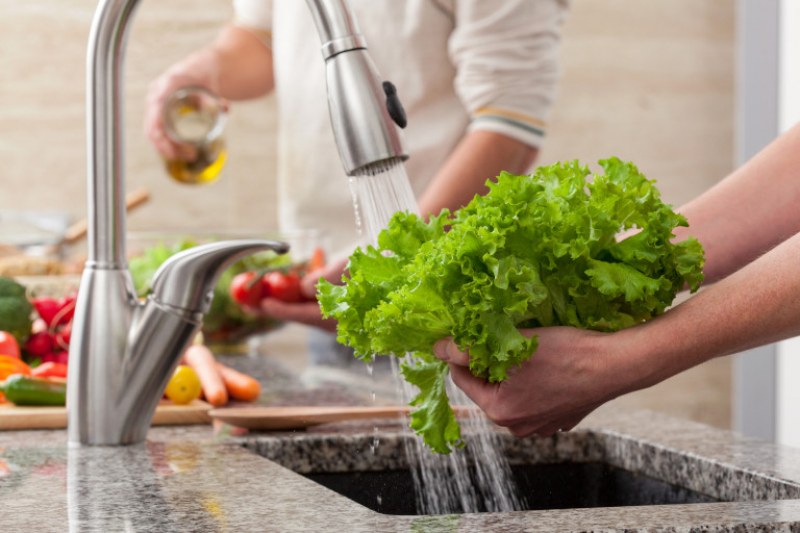 Как трябва да мием плодовете и зеленчуците правилно?