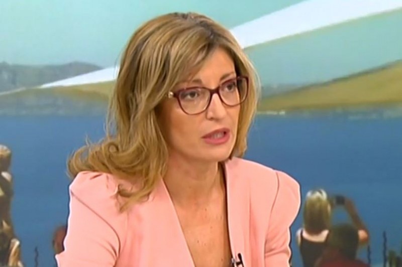 Екатерина Захариева каза до кога ще остане карантината при пътуване
