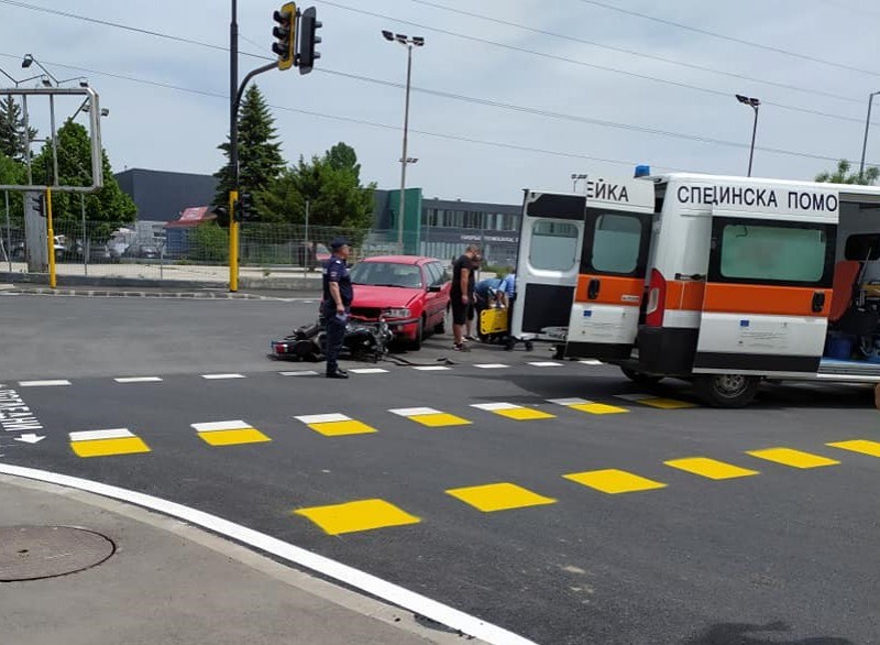 Моторист пострада в столицата, откаран е в болница