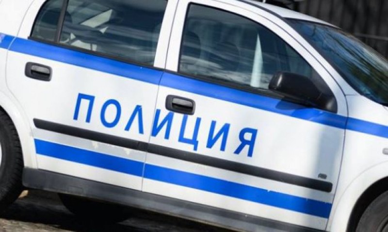 Баща и син биха охранител на магазин... заради маска!