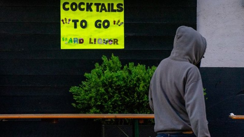 Как пандемията разхлабва законите за пиене в САЩ