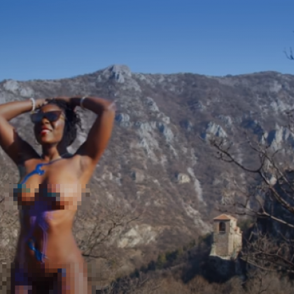 Чернокожа се съблече дибидюс на Асенова крепост ВИДЕО 18+