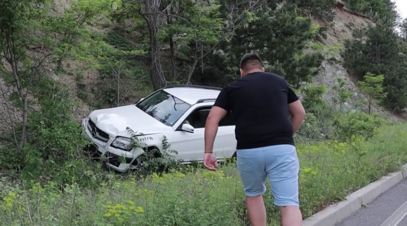 Кола се вряза в спрели абитуриенти и предизвика меле, има ранен ВИДЕО