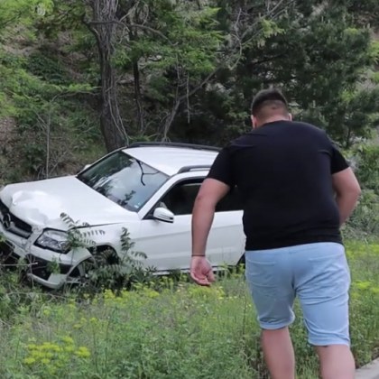 Кола се вряза в спрели абитуриенти и предизвика меле, има ранен ВИДЕО