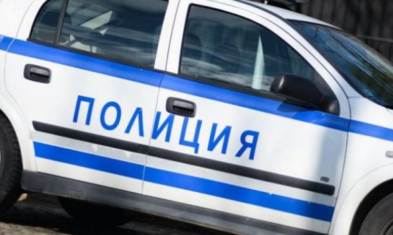 Шофьорка на наркотици се заби в къща и стълб, двама пострадаха
